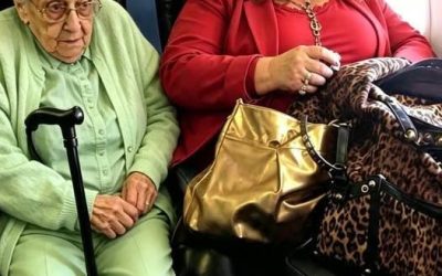 O femeie nepoliticoasă din zborul nostru a ocupat aproape jumătate din locul bunicii mele de 86 de ani, pentru că „oamenii de vârsta ei nici măcar nu ar trebui să călătorească” — la cinci minute după decolare, karma a lovit-o în cel mai neașteptat mod. Bunica mea, Rose, nu fusese niciodată la oce