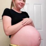 Am rămas însărcinată la 15 ani, iar când părinții mei au aflat, m-au speriat și mi-au spus: „Ne-ai dezonorat familia. De azi înainte, nu mai ești fiica noastră.” Douăzeci de ani mai târziu, am bătut din nou la ușa lor… și am descoperit un secret care m-a lăsat uluită.