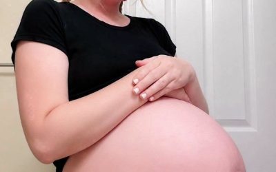 Am rămas însărcinată la 15 ani, iar când părinții mei au aflat, m-au speriat și mi-au spus: „Ne-ai dezonorat familia. De azi înainte, nu mai ești fiica noastră.” Douăzeci de ani mai târziu, am bătut din nou la ușa lor… și am descoperit un secret care m-a lăsat uluită.