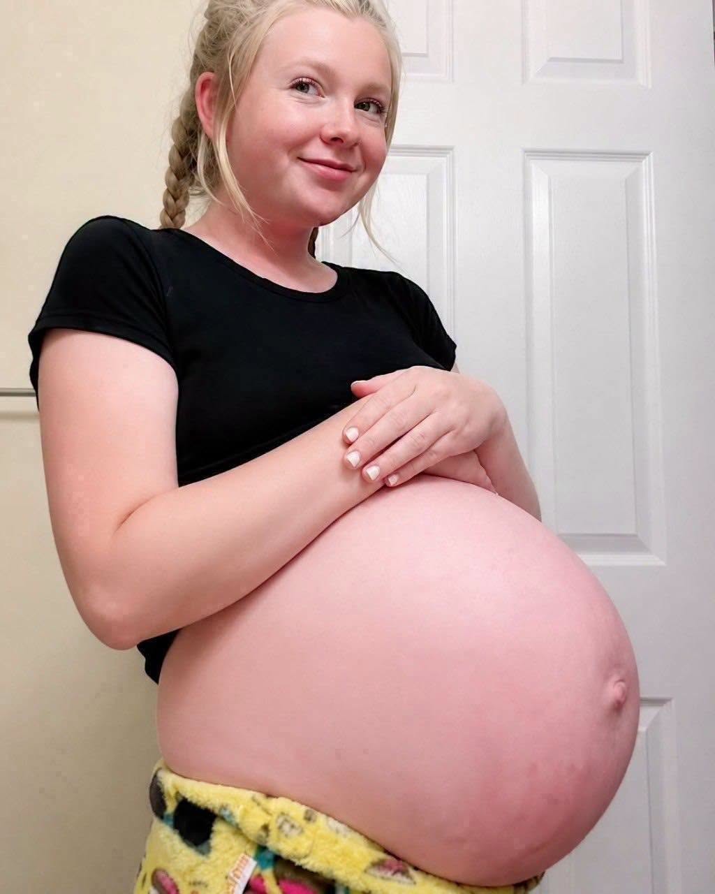 Am rămas însărcinată la 15 ani, iar când părinții mei au aflat, m-au speriat și mi-au spus: „Ne-ai dezonorat familia. De azi înainte, nu mai ești fiica noastră.” Douăzeci de ani mai târziu, am bătut din nou la ușa lor… și am descoperit un secret care m-a lăsat uluită.