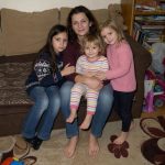 Le-am crescut pe cele trei fiice rămase orfane ale fratelui meu timp de 15 ani — săptămâna trecută mi-a dat un plic sigilat pe care nu trebuia să-l deschid în fața lor.