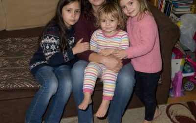 Le-am crescut pe cele trei fiice rămase orfane ale fratelui meu timp de 15 ani — săptămâna trecută mi-a dat un plic sigilat pe care nu trebuia să-l deschid în fața lor.