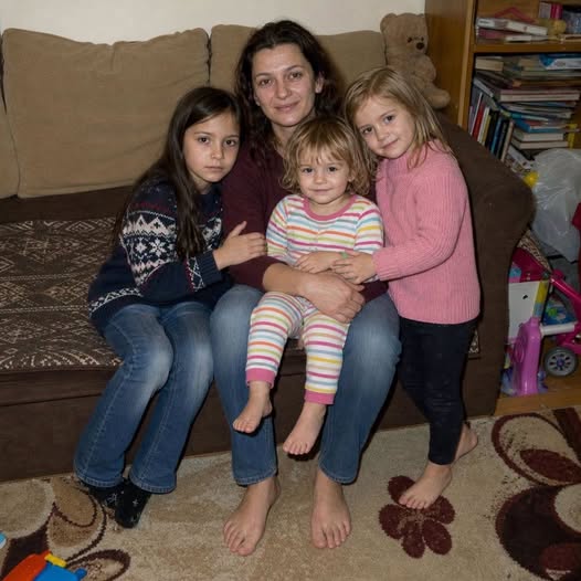 Le-am crescut pe cele trei fiice rămase orfane ale fratelui meu timp de 15 ani — săptămâna trecută mi-a dat un plic sigilat pe care nu trebuia să-l deschid în fața lor.